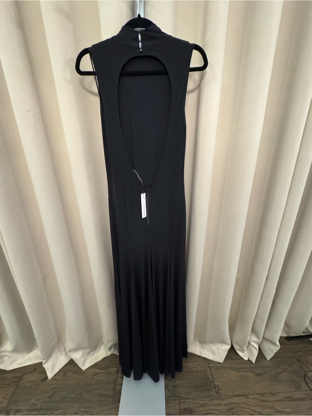 Alice + Olivia Augusta Open Back Sleeveless Turtleneck Maxi Dress - Picture 5 of 9